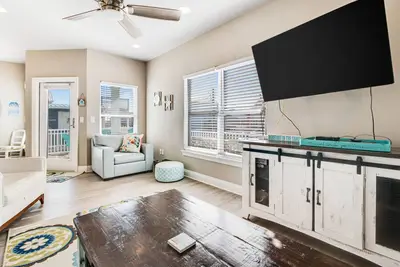 Image de Dog-Friendly Two-Story Home w\/Large Deck, Beach Access, Free WiFi, Central A\/C