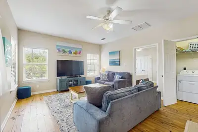 Image de Charming home near the beach w/ outdoor pool access and central Ac