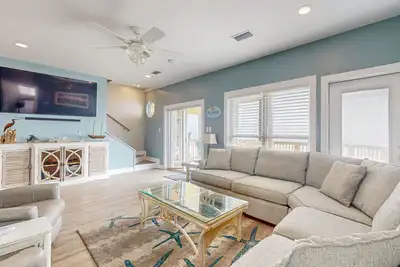 Image de Waterfront home with a private deck, gas grill, WiFi, & central A/C