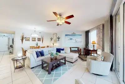 Image de Bright beachfront condo with water views, pool, hot tub, gym, balcony & W/D