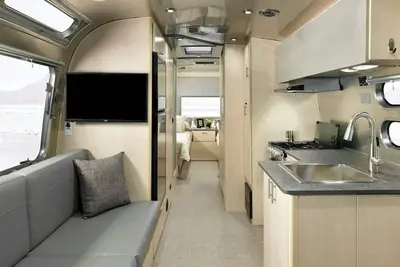 Image de Cozy New Airstream on remote Farmland, Pet Friendly, outdoor bathhouse, fire pit