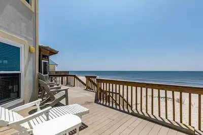 Image de Amazing beachfront home with private balcony, deck, central A/C, free WiFi