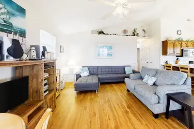 Image de Dog-friendly home near the beach with grill, central Ac & balcony
