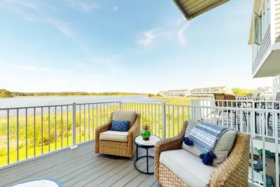 Image de Bayville Shores home just steps from the water with pool & tennis courts