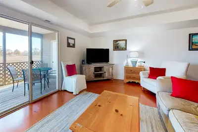 Image de Stewards Watch ownhouse close to the ccean w/shared pool, free WiFi, private W/D