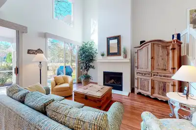 Image de Salt Pond home near the water & beach with screened porch & paid-access pool