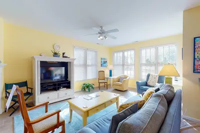 Image de Salt Pond townhouse close to pond & ocean with WiFi & paid-access pool