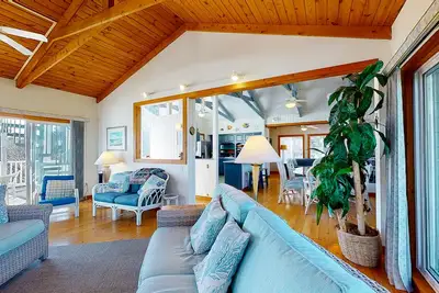 Image de Ocean Village Home Steps From Beach w/Free WiFi + Private Washer and Dryer