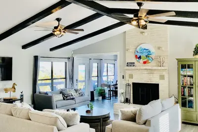 Image de Lake, River & Hill Country Escape and Retreat Center