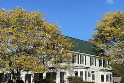 Image de 6 bedroom Historic Farmhouse w\/ stunning Lakeview
