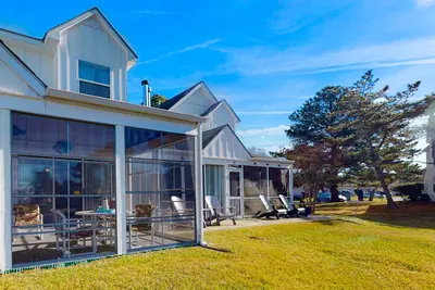 Image de Mallard Lakes Home w/Beautiful Water Views From Screened-In Porch, Shared Pool, Wd