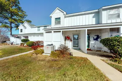 Image de Mallard Lakes Home Overlooking the Water w/Private W/D, Shared Pool, WiFi