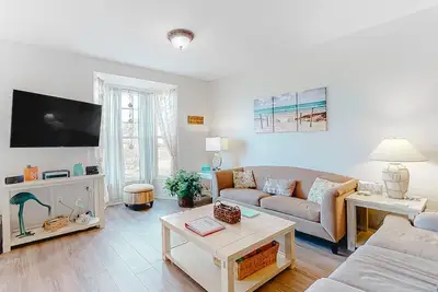 Image de Kensington Court Townhouse w/Coastal Decor, Shared Pool, & Free WiFi - Near Beach