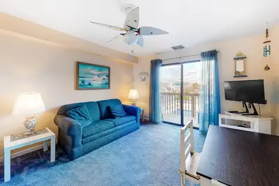 Image de Two-level condo with balcony, Ac, pool & dock - blocks to beach/Northside Park