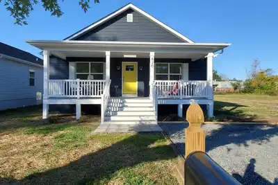 Image de Private Retreat Bungalow-One Level, 2 blocks from Beach w/Porch & Deck