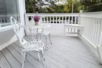Image de Stylish downstairs apartment. Walk to town, train, & beach ferry!