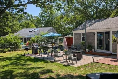 Image de New updates. Walk to Beach Cottage 10 min. South Village Beach