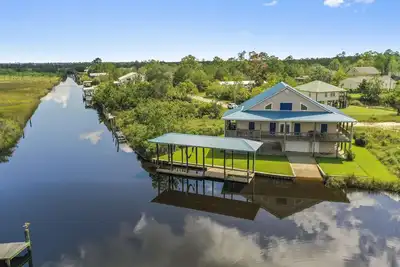 Image de Majestic Waterfront home with so much to offer!