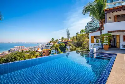 Image de Luxurious Tropical Oasis w/ 2 Private Pools & Jacuzzi