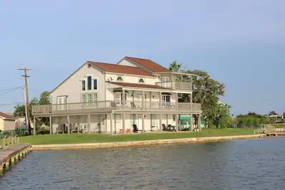 Image de Exceptional Waterfront Home with 165 foot fishing pier