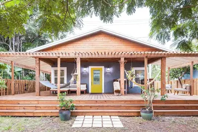 Image de The Bungalow on Wilton Drive. Upscale, Unique House with Huge Front Porch!