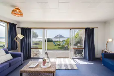 Image de Absolute Beachfront - Waimarama Holiday Home