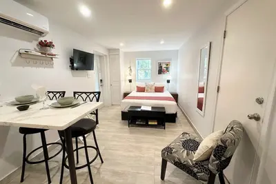 Image de Coral Studio for 2-queen, pool 2, Ac, WiFi, 100 steps to Grace Bay Beach