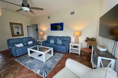 Image de 1 Block-Beach, Pet Friendly, Surfing, Scuba!