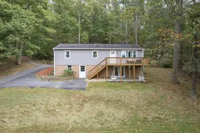 Image de New! Modern family cottage oasis with fast WiFi and pet friendly.