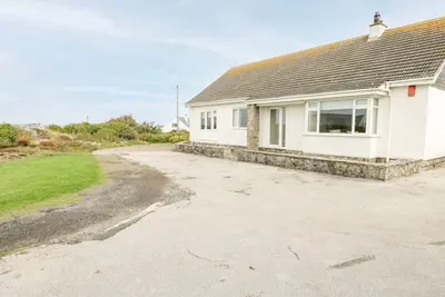 Moorside, pet friendly, country holiday cottage in Trearddur Bay