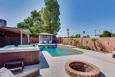 Image de Huge Pool, Hot Tub, Outdoor Kitchen, Pool Table