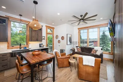 Image de New Listing in Downtown Whitefish! Elegant 2br Luxury Condo with Covered Parking