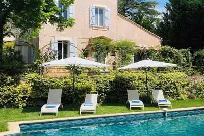 La Bastide de Villecroze, au milieu d'oliviers et de vignes.
