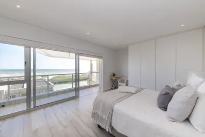 Image de Dolphin Beach C110 Beachfront Beauty by Hmh