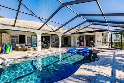 Image de Executive Level Home with Pool