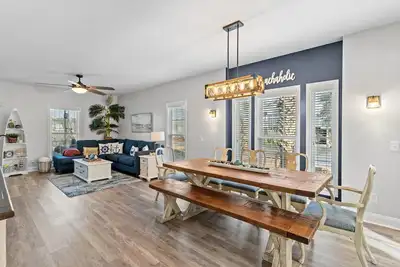Image de Beautiful waterview home with 5 beds, 3. 5 baths, only 4 blocks from the beach!