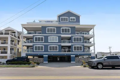 Image de Large 4 Br 4 1/2 Bath Penthouse Condo