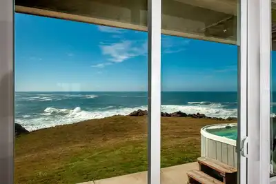 Image de Promo! Oceanfront Condo with Private Hot Tub, Indoor Pool, Wifi and Hdtv!