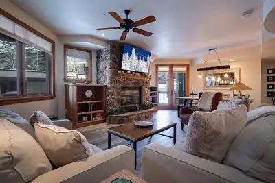 Image de Cx326 | Gorgeous Décor/Flooring | Ski In/out | Winter Shuttle | Hot Tub