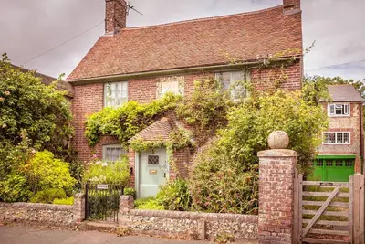 Image de Chocolate-box pretty Pear Tree Cottage in South Downs village
