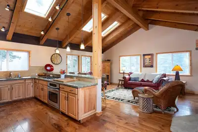 Image de Private backyard access to Forest Service land, beautiful, family friendly, hottub, garage