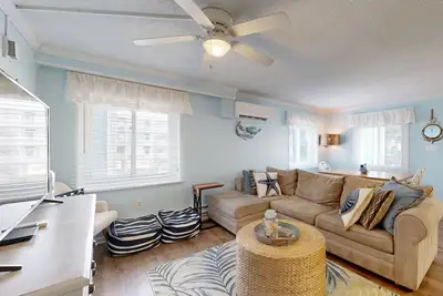 Image de Beachy updated condo steps from beach with fast WiFi & furnished balcony