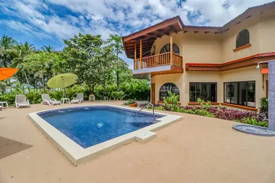 Image de Dreamy Tropical Escape W\/ Fast WiFi, Beach Access, Private Pool, Ac & Balcony