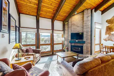 Image de Third-floor condo with hot tub & pool, WiFi, fireplace & washer/dryer