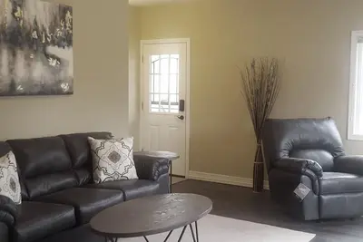 Image de Remodeled & Fully-Furnished Guest Suite