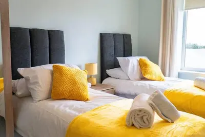 Image de 2-Bedroom Apartment with Parking, WiFi & London Links | On Site Stays Gravesend