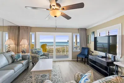Image de 101- Welcome to this beautiful three story condo building located right on th