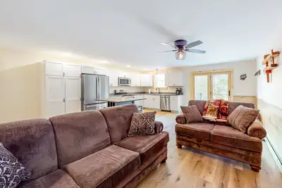 Image de Lake-View Home Centrally Located with Convenient Access to Water - Dog-Friendly