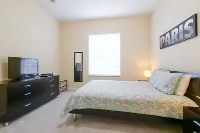 Image de Large Condo 5 min to Universal  Convention Center