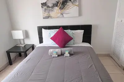 Image de Cute and Cozy and Private 2 Brm Apt In Hollywood!